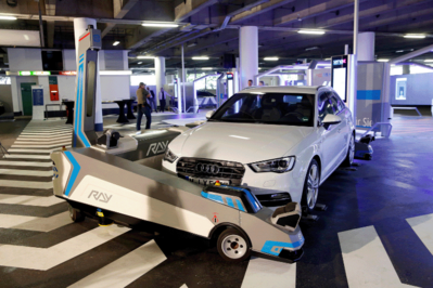 Vollautomatische Parksysteme Auto wird von modernem Parkroboter eingeparkt