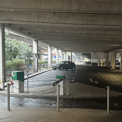 Schritt 5 PARKITA Haltestelle P12 Eine Ausfahrt mit Schranke in einem Parkhaus