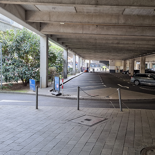 Eine Ausfahrt mit Schranke in einem Parkhaus 