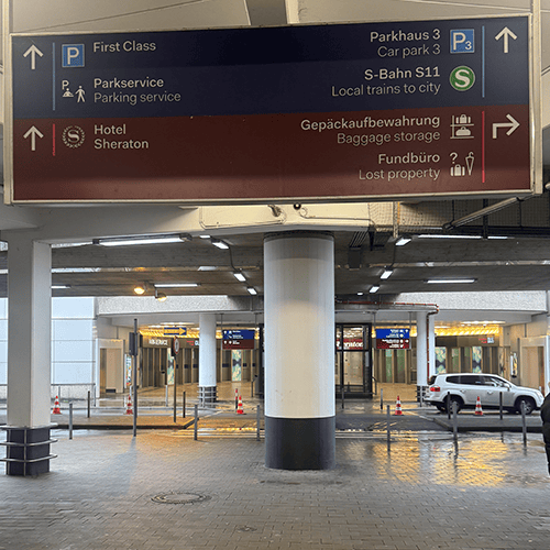 Schritt 4 PARKITA Haltestelle P12 Säule mit großem Hinweisschild