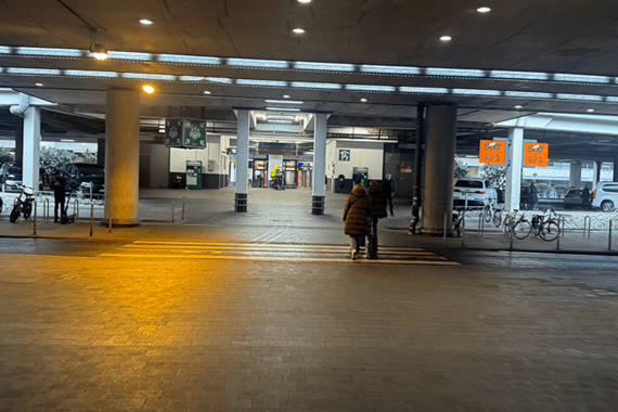 Schritt 2 PARKITA Haltestelle P12 Zebrastreifen am Terminal Ausgang D