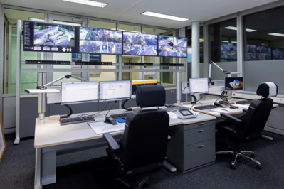 Planung und Betrieb von Einsatzleitstellen Arbeitsplatz mit vielen Monitoren