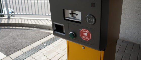 QR-Code Scanner an der Einfahrt zum Parkhaus